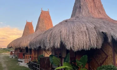 hotel sinar tambolaka tampak depan