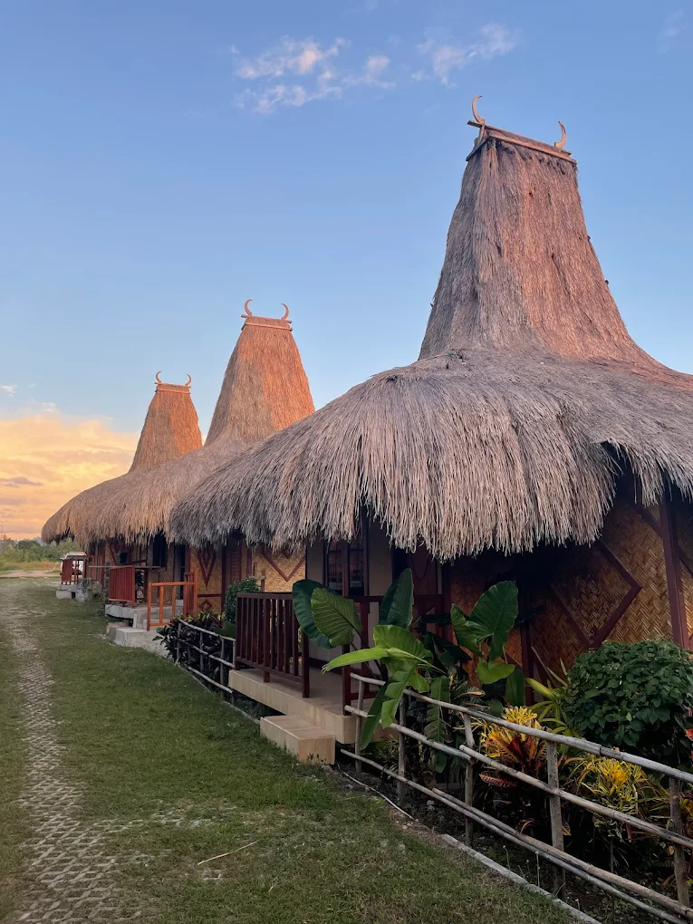 hotel sinar tambolaka tampak depan
