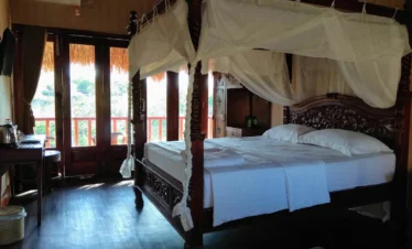 hotel sinar tambolaka kamar tidur