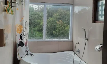 hotel sinar tambolaka toilet