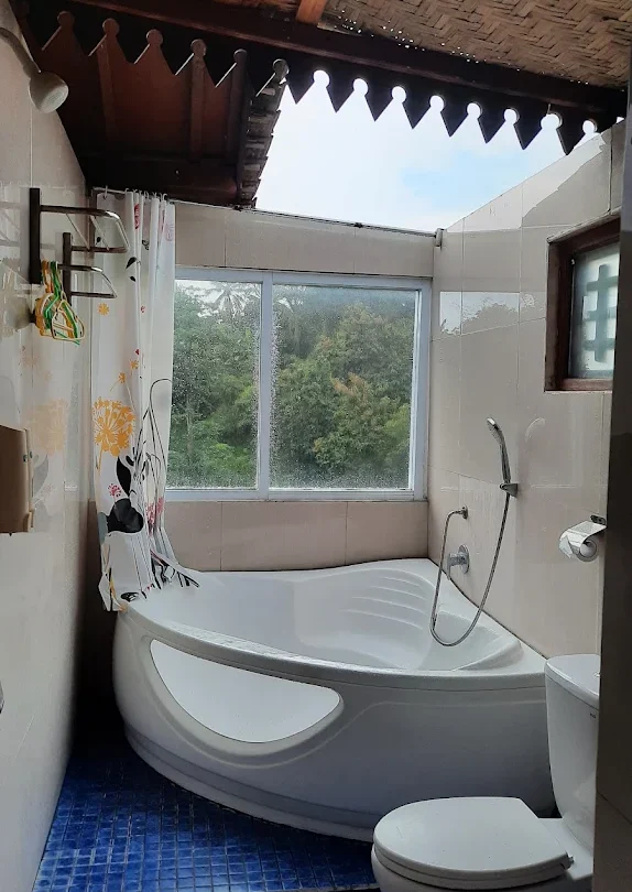 hotel sinar tambolaka toilet