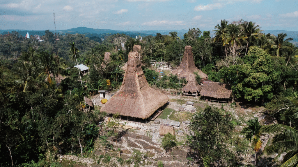 kampung adat weelewo sumba barat daya destinasi wisata