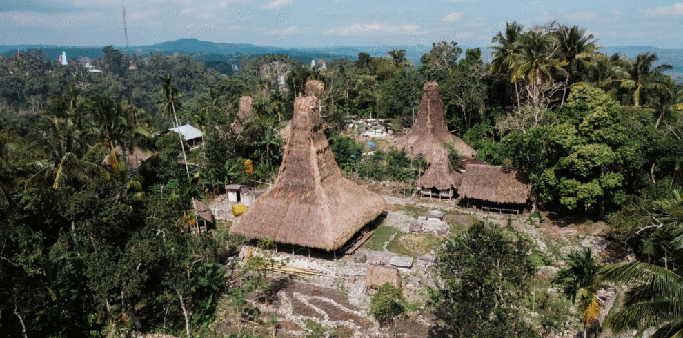 kampung adat weelewo sumba barat daya destinasi wisata