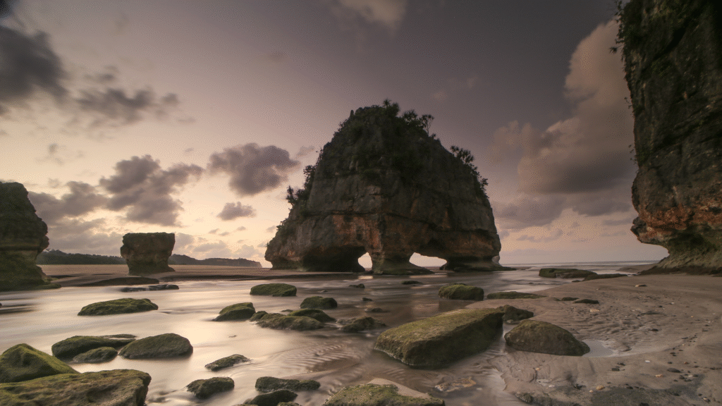 pantai watu maladong