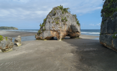 pantai watu maladong