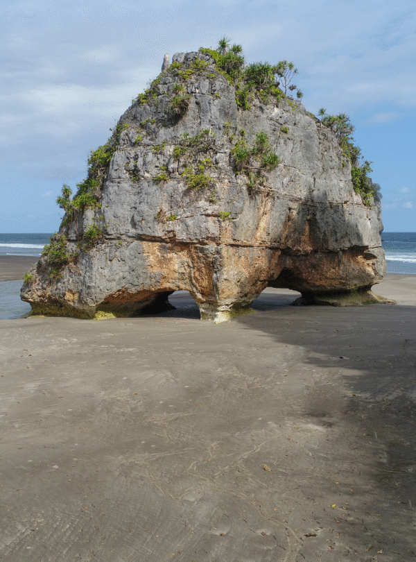 pantai watu maladong