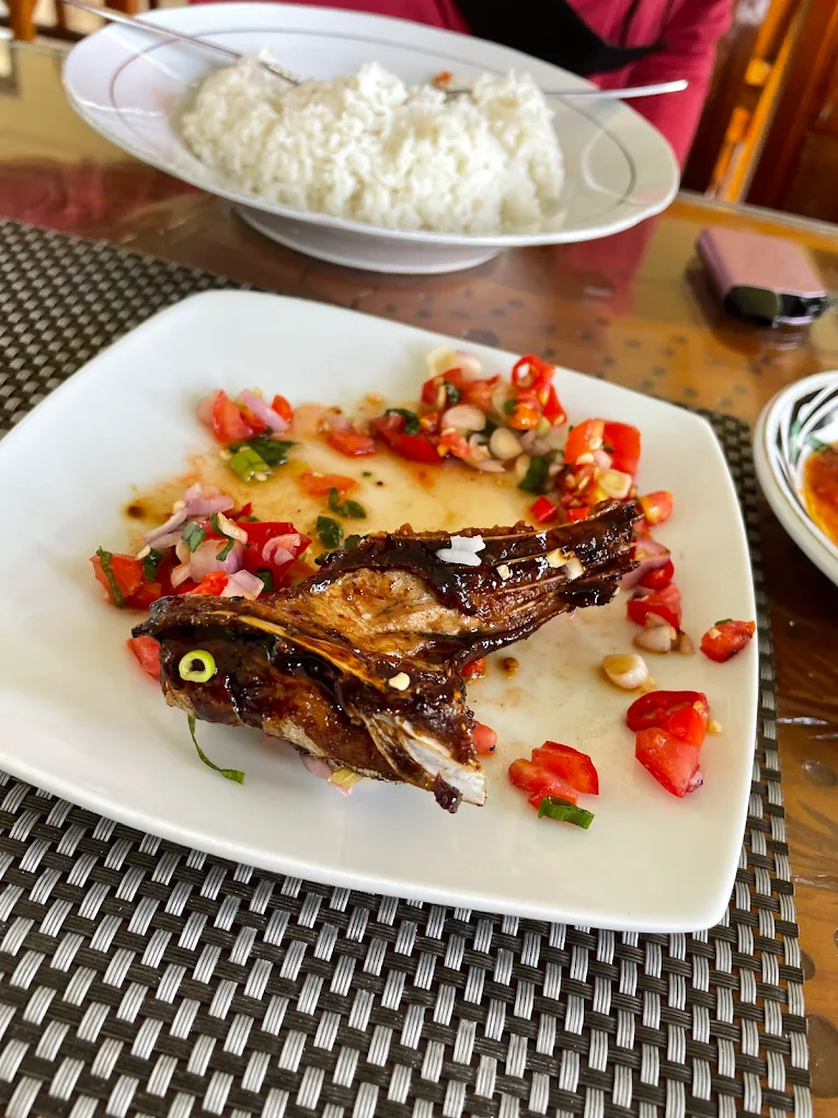 restoran hotel sinar tambolaka kuliner sumba barat daya