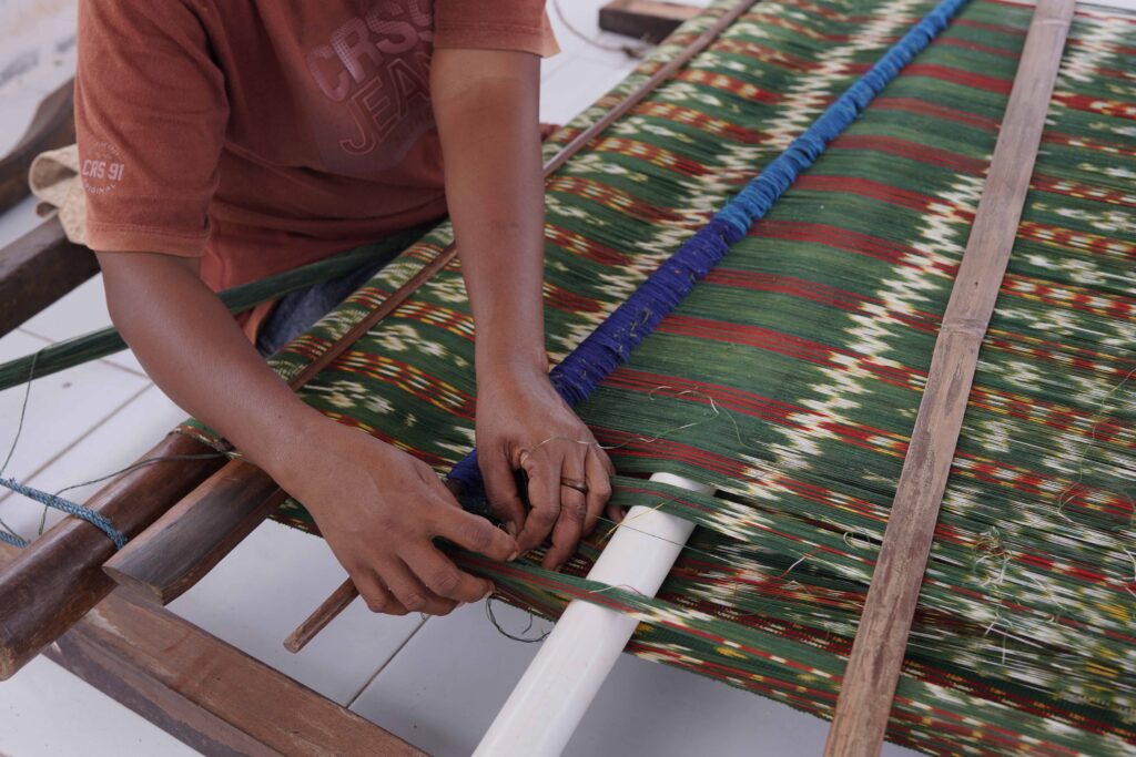 kegiatan menenun kain sumba barat daya