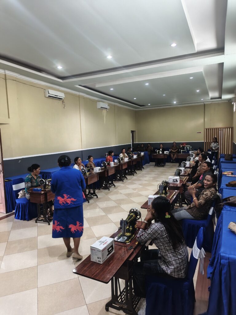 Dinas Pariwisata Sumba Barat Daya Gelar Pelatihan Menjahit dan Pembuatan Souvenir Turunan dari Kain Tenun