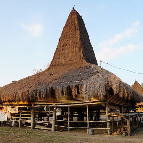 Rumah Menara di Kampung Toda
